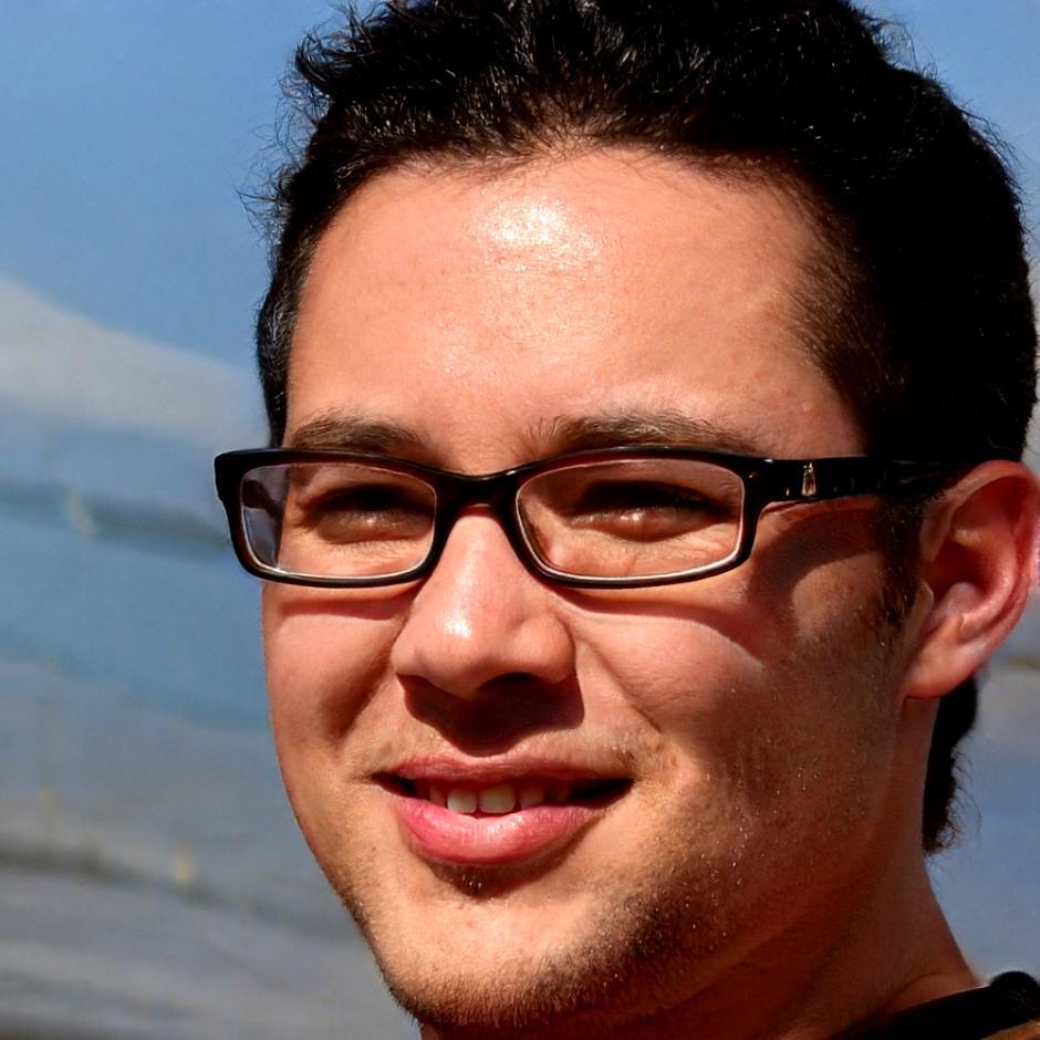 Carlos Mendoza, Especialista Financiero Senior